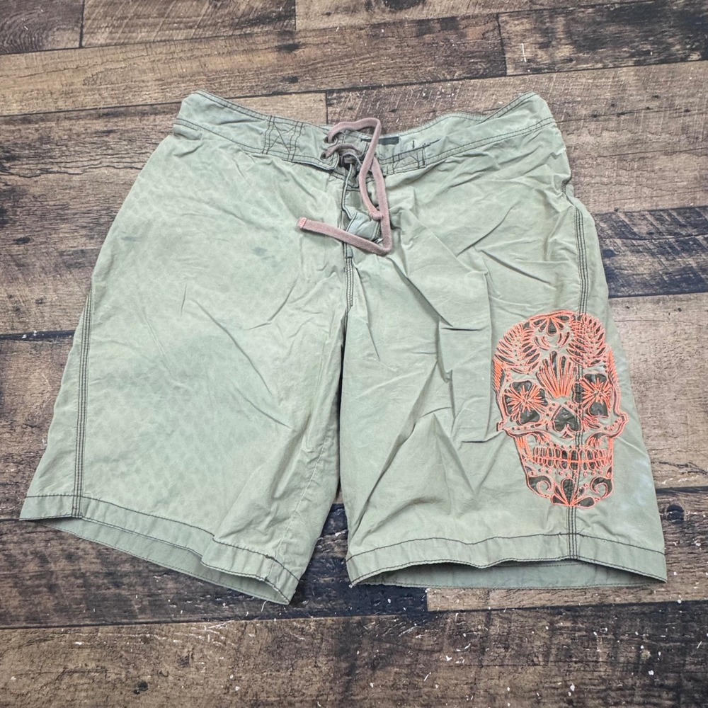 Distressed Old Navy Men's Board Shorts‎ Size Large Green Skull Print Swim